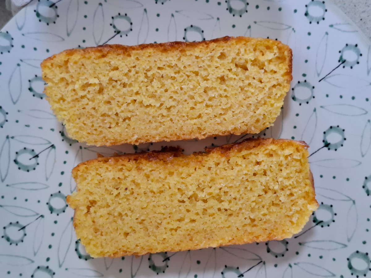 Sweet polenta and yoghurt cake
