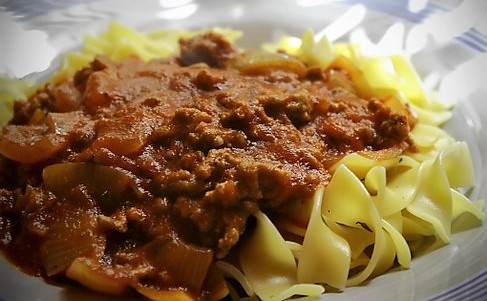 Tagliatelle con ragu bolognese.jpg