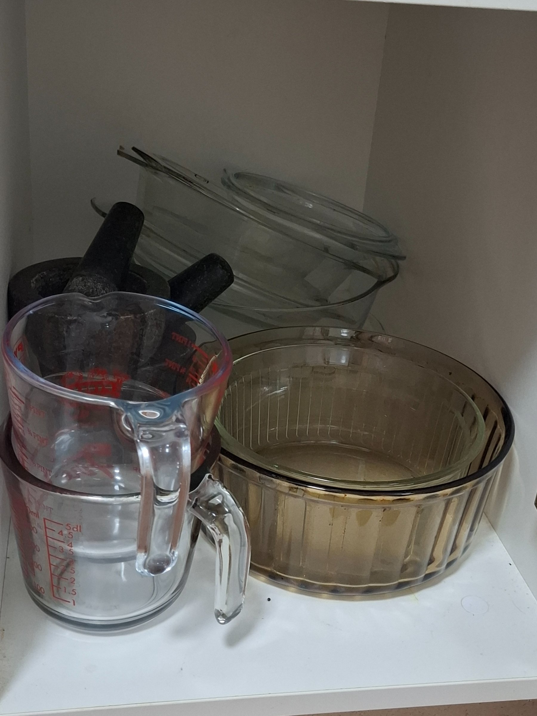 Various pyrex cooking vessels most with lids