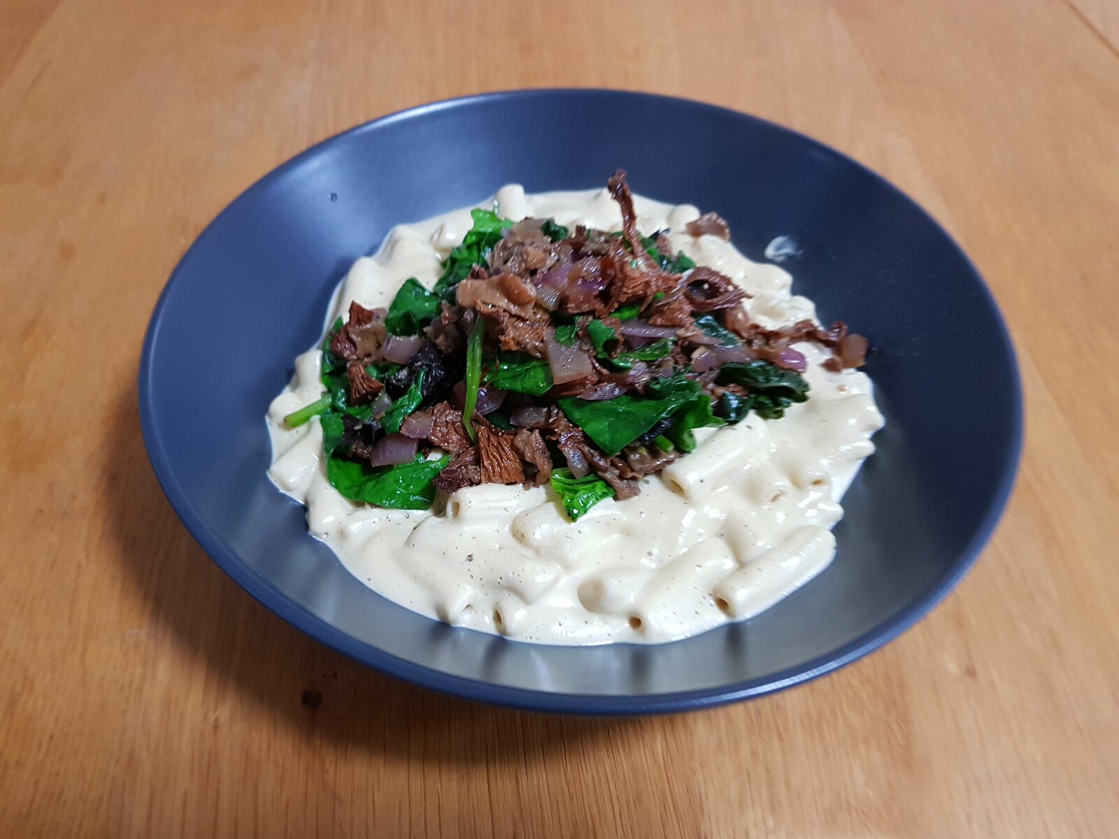 Vegan mac 'n' cheese with onion, wild mushroom & spinach