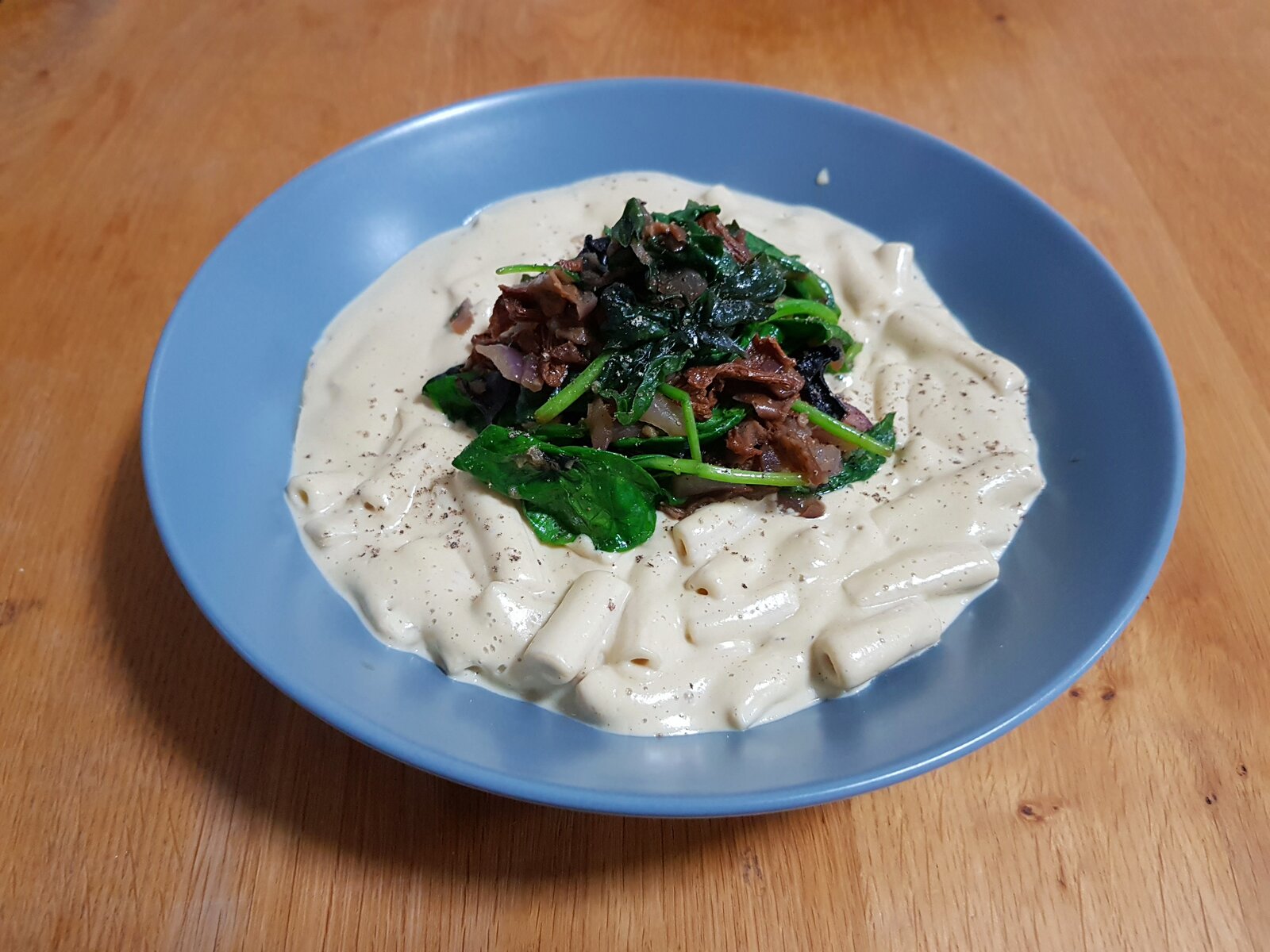 Vegan mac 'n' cheese with onion, wild mushroom & spinach