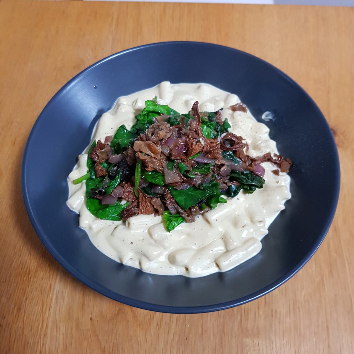 Vegan mac 'n' cheese with onion, wild mushroom & spinach