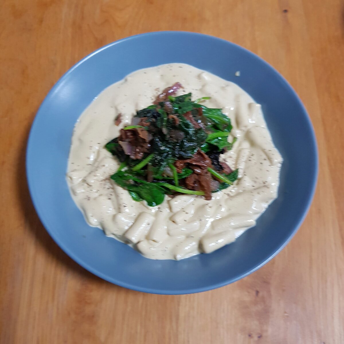 Vegan mac 'n' cheese with onion, wild mushroom & spinach