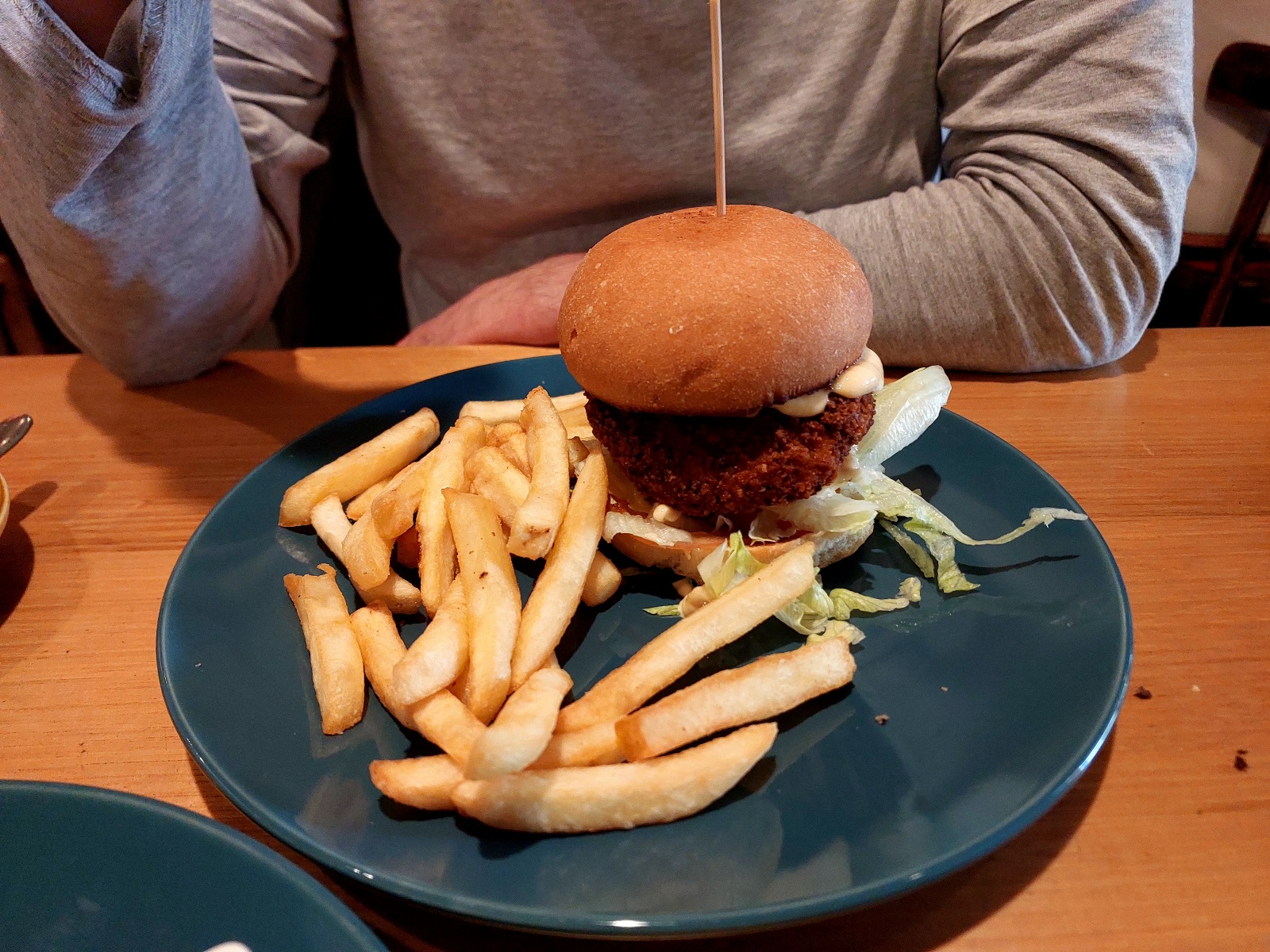 Veggie burger and chips