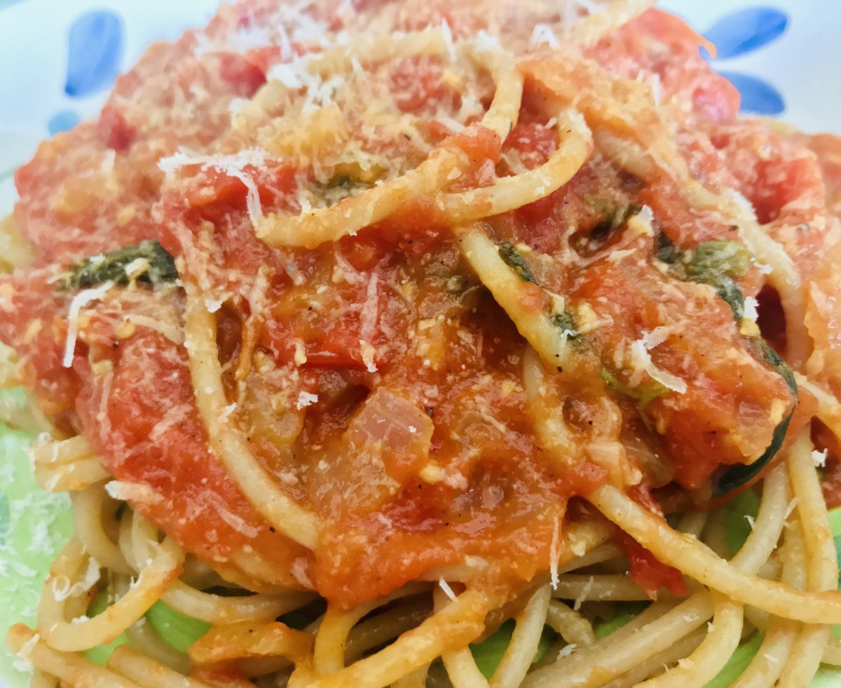 Wholewheat spaghetti with fresh tomato and basil sauce ready!.jpeg
